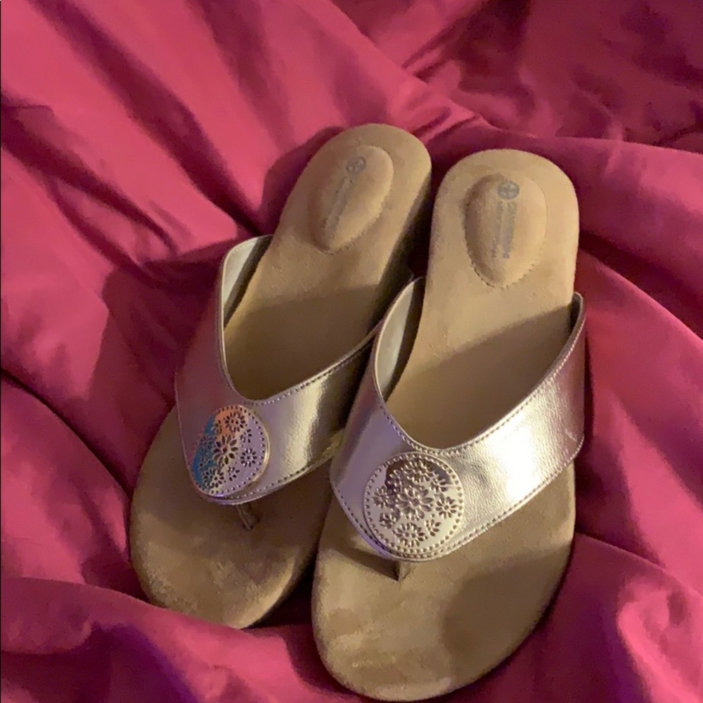 NIB women’s golden memory foam sandals.